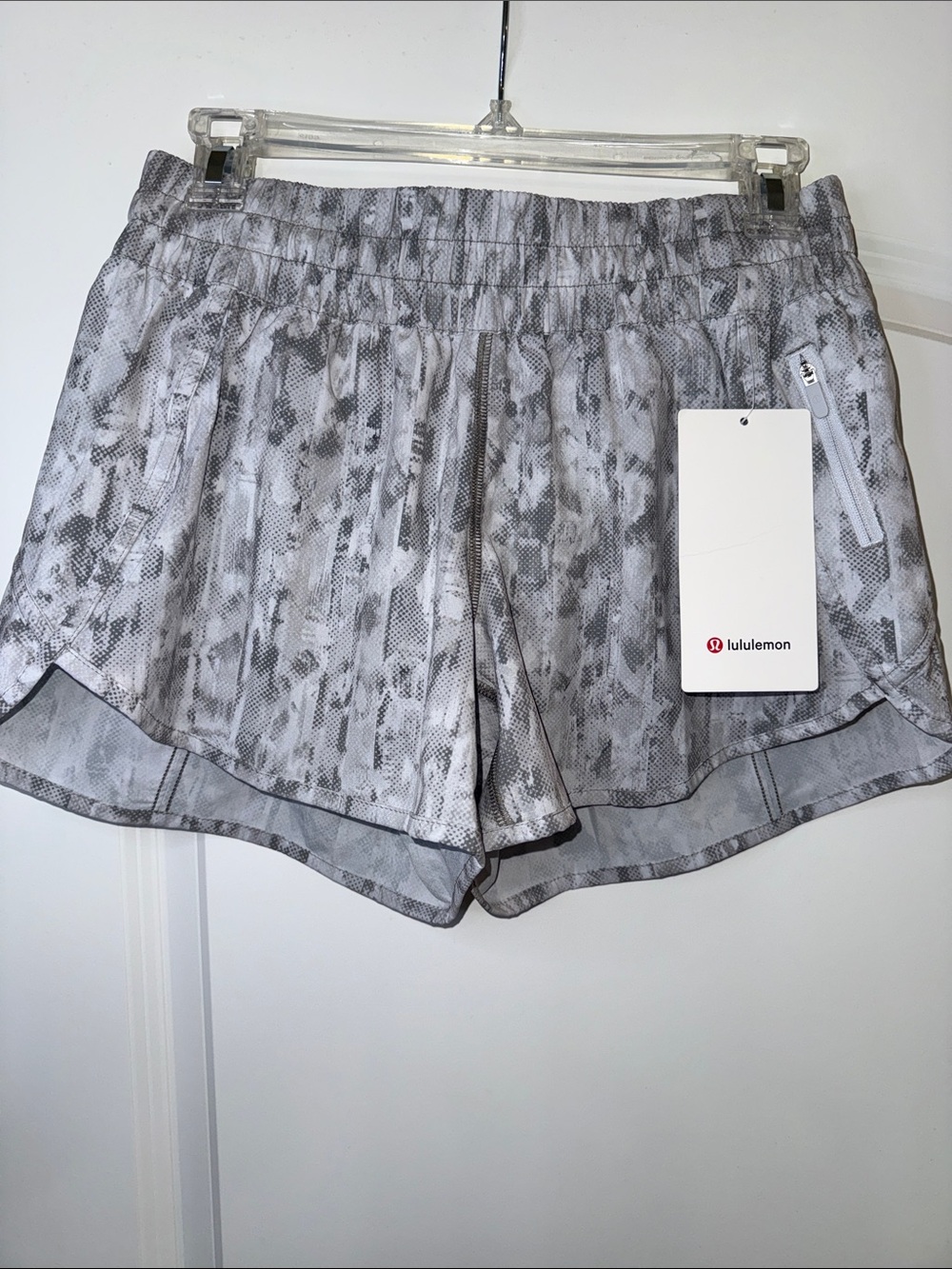 NWT Lululemon Tracker Short V 4”
